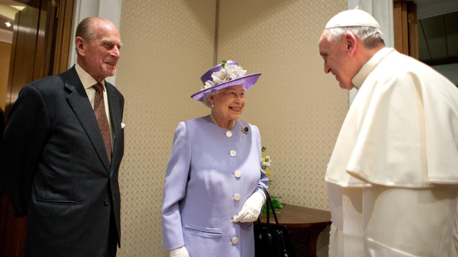 伊莉莎白女王和王夫菲立普親王拜會天主教教宗方濟各。（圖／翻攝自Vatican Media）